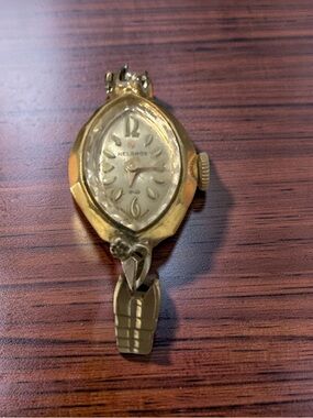 Mid-Century Helbros Ladies Gold Tone Oval Face Watch with Expansion Band